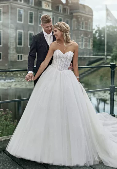 Tres Chic Brautkleid: tres-chic-2023-TC-22802-front-vertical-380x550-c