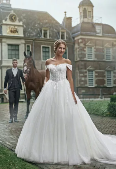 Tres Chic Brautkleid: tres-chic-2023-TC-22804-front-vertical.001-380x550-c