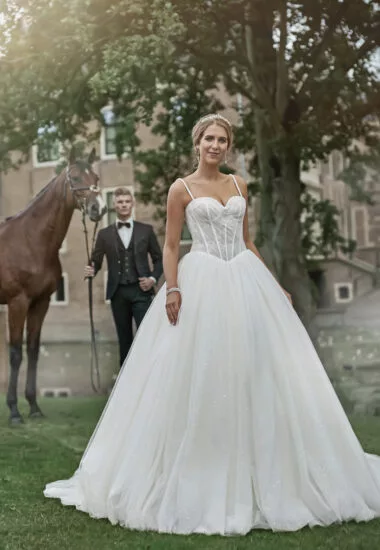 Tres Chic Brautkleid: tres-chic-2023-TC-22813-front-straps-vertical.001-380x550-c