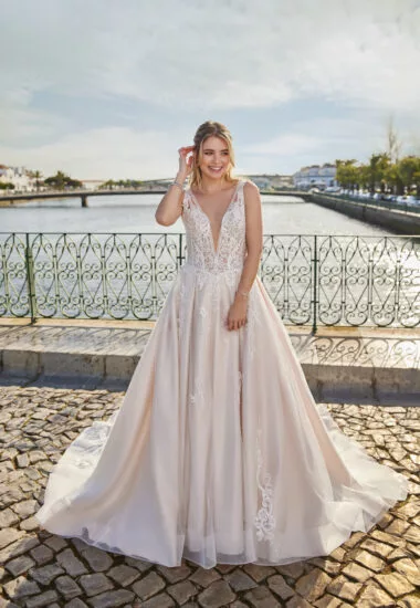 Tres Chic Brautkleid: tres-chic-2023-TC_23202_f-380x550-c