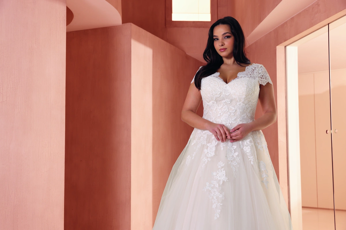 Azuree Bridal Brautkleid: Abigail-close-2-AzureeBridal-LS-0748