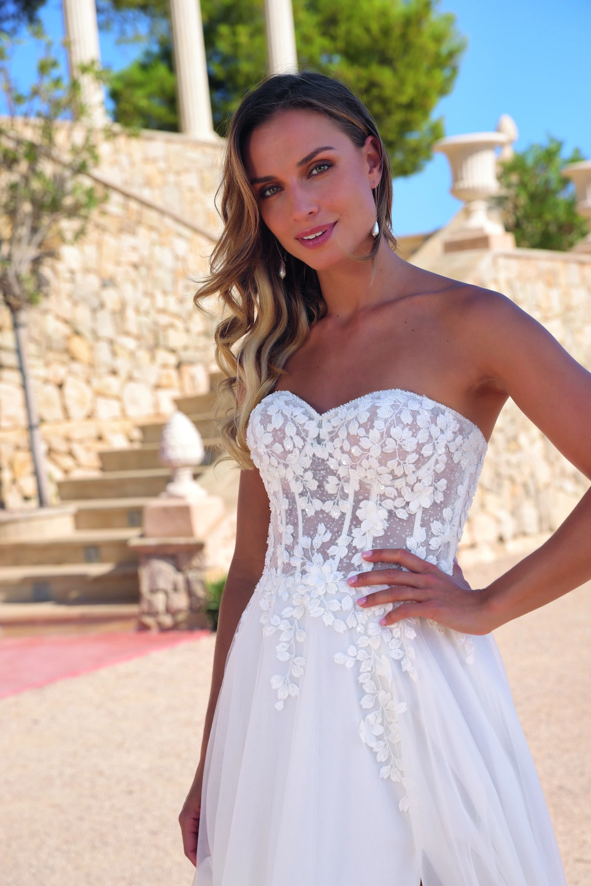 Azuree Bridal Brautkleid: Aleida-close-AzureeBridal-04843