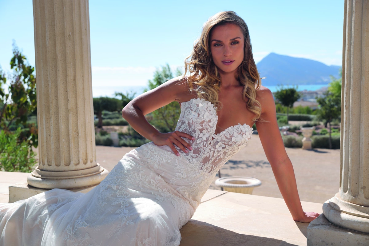 Azuree Bridal Brautkleid: Alouise-close-3-AzureeBridal-04001