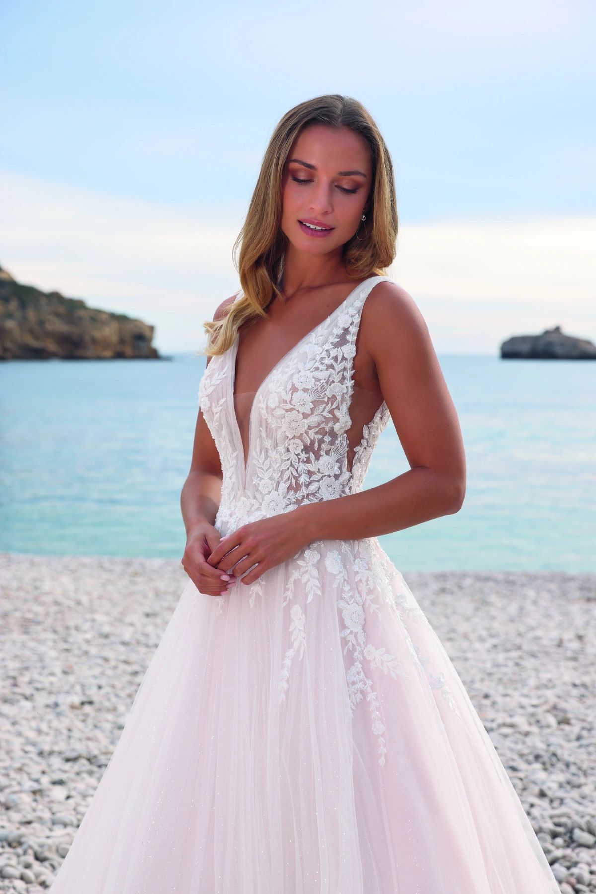 Azuree Bridal Brautkleid: Amal-close-AzureeBridal-10428