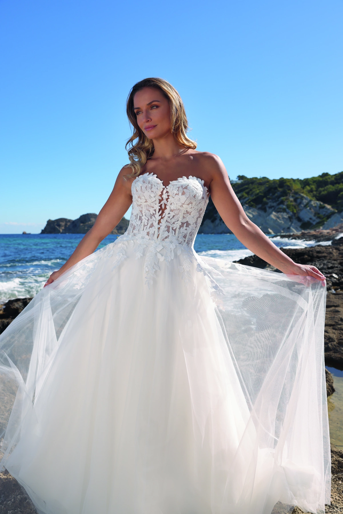 Azuree Bridal Brautkleid: Amira-close-2-AzureeBridal-08593