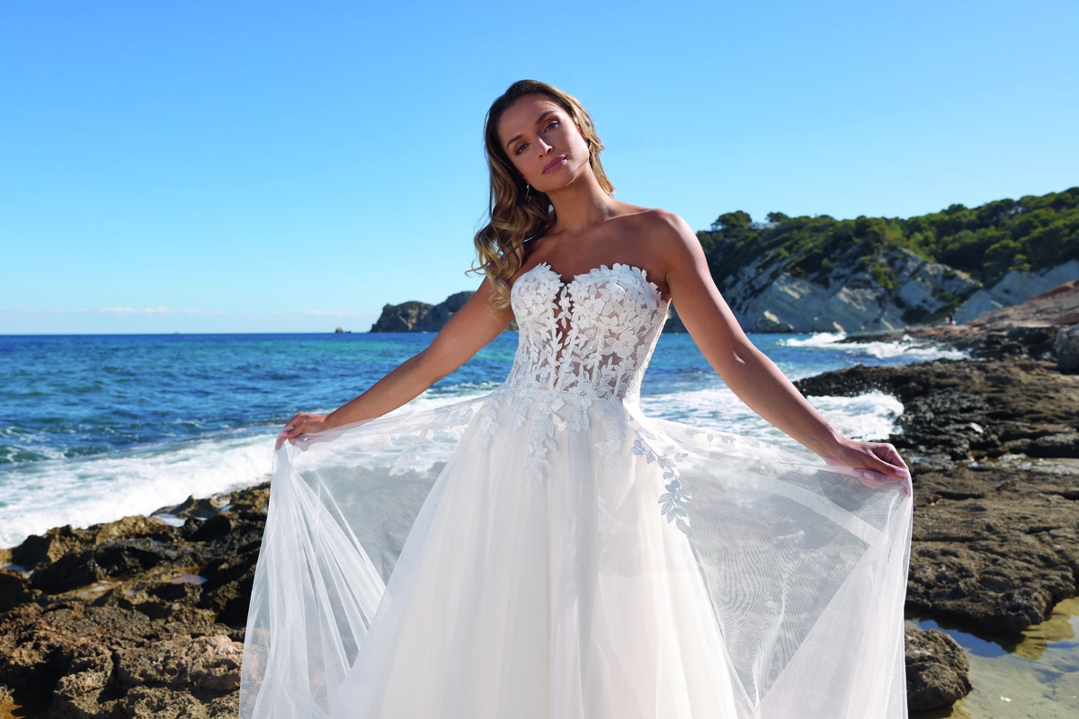 Azuree Bridal Brautkleid: Amira-close-AzureeBridal-08582