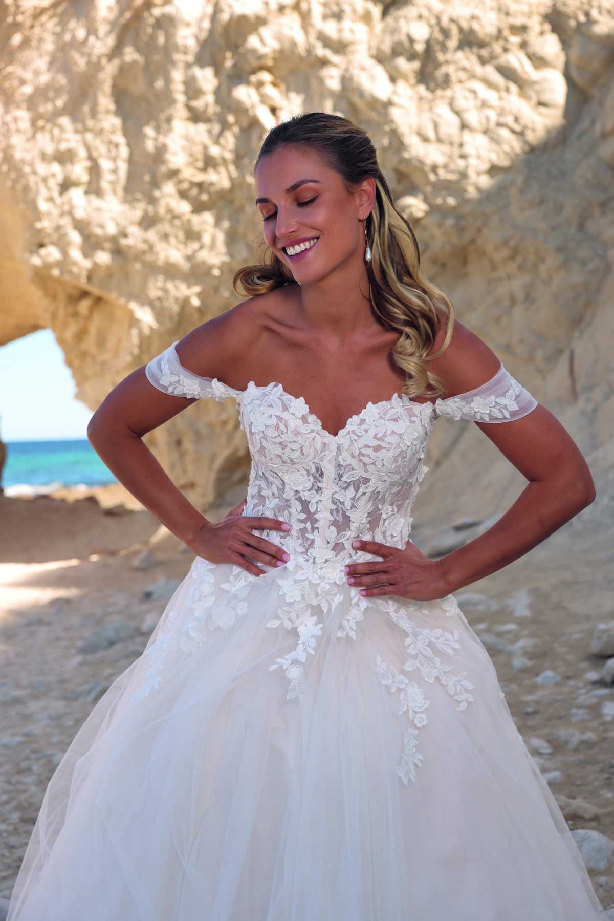 Azuree Bridal Brautkleid: Annika-close-2-AzureeBridal-07123