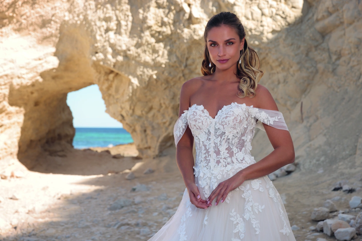 Azuree Bridal Brautkleid: Annika-close-AzureeBridal-07101