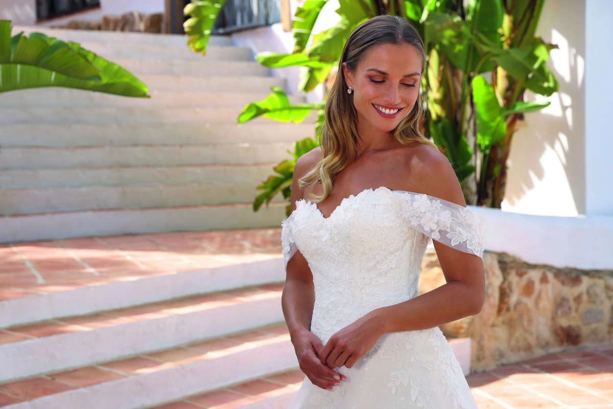 Azuree Bridal Brautkleid: Ariana-close-AzureeBridal-11035