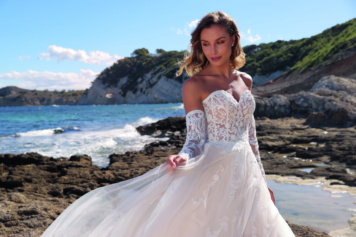 Azuree Bridal Brautkleid: Ashley-close-2-AzureeBridal-06099