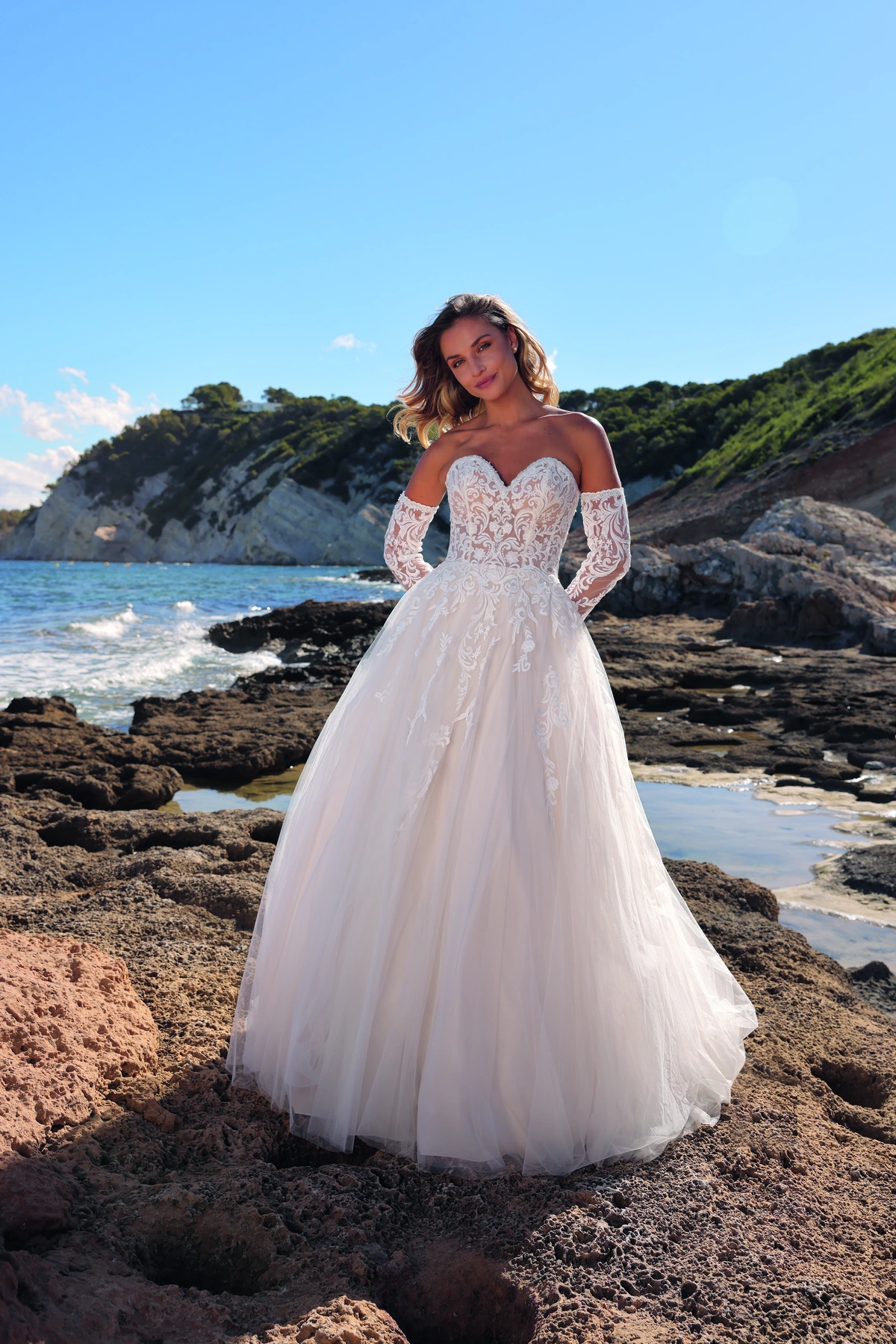 Azuree Bridal Brautkleid: Ashley-front-AzureeBridal-06048