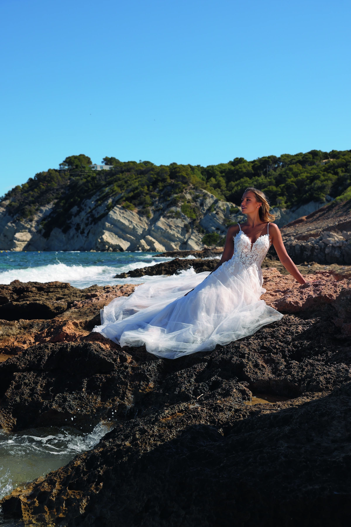 Azuree Bridal Brautkleid: Bonita-front-3-AzureeBridal-08895 BW