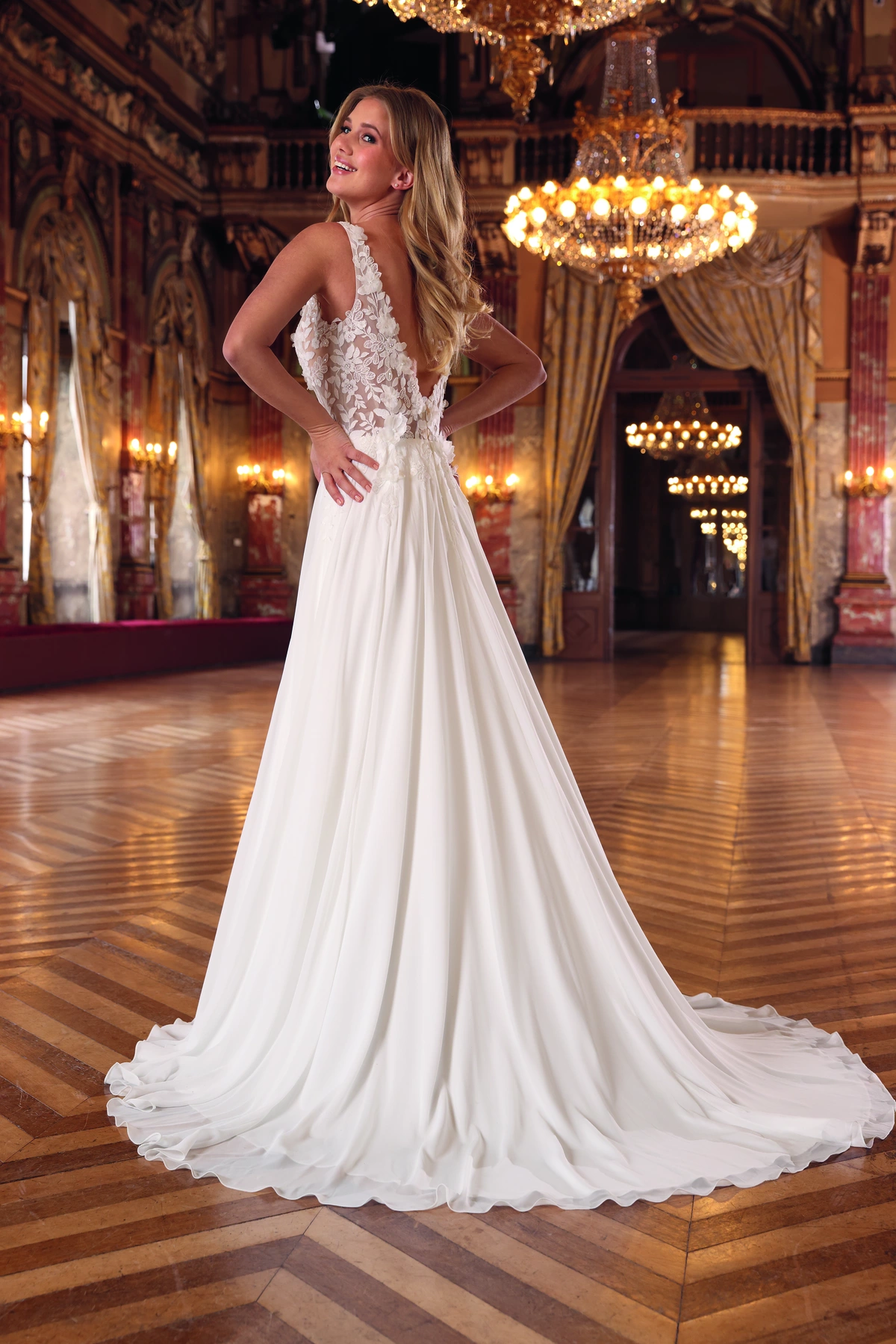 Azuree Bridal Brautkleid: Britt-back-AzureeBridal-00490