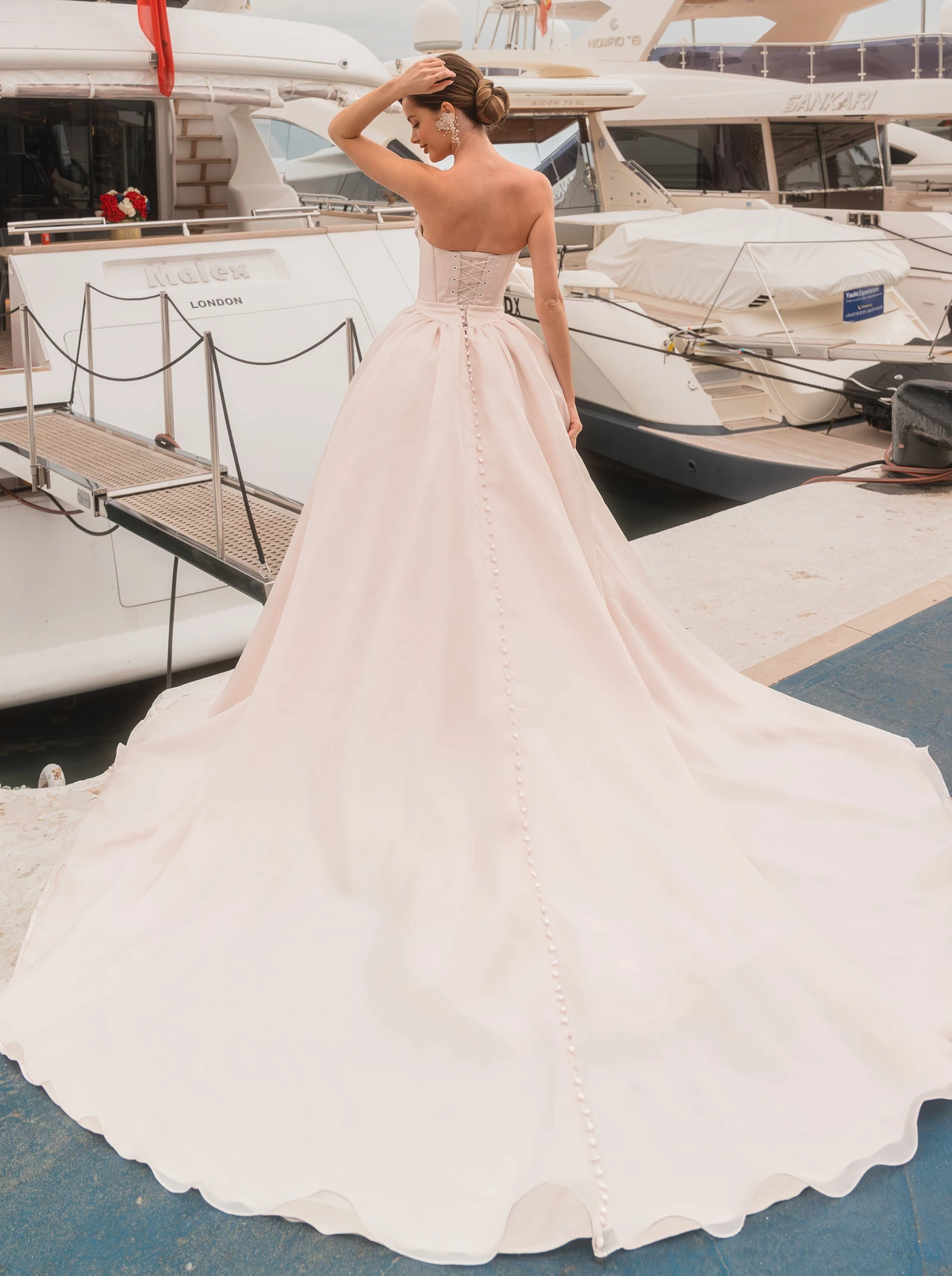 Diane Legrand Bridal Brautkleid: 8231_DSC6299-detachable_train