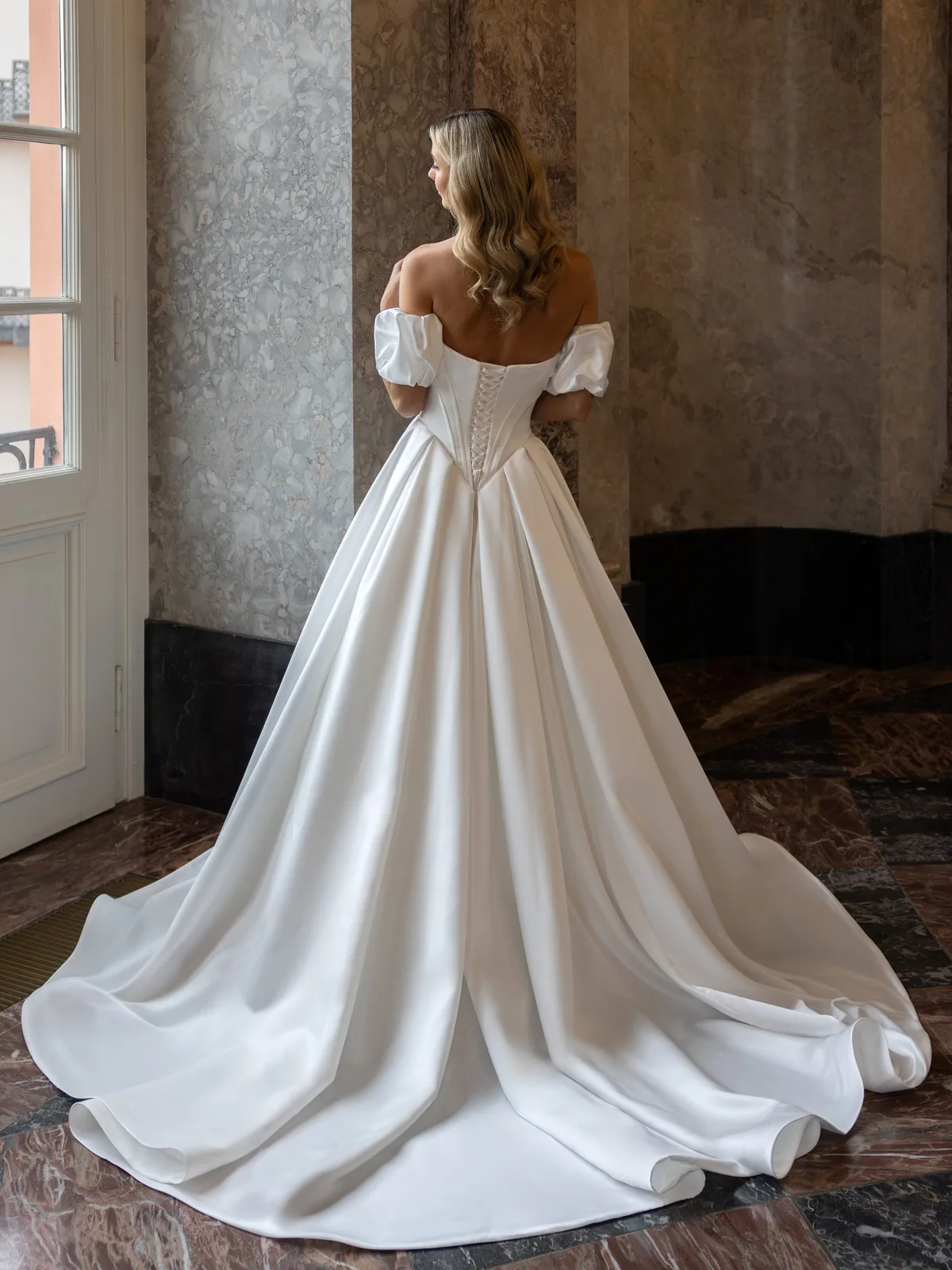 Diane Legrand De Luxe Brautkleid: De-Luxe-10019-Satin-12A0055-Edit