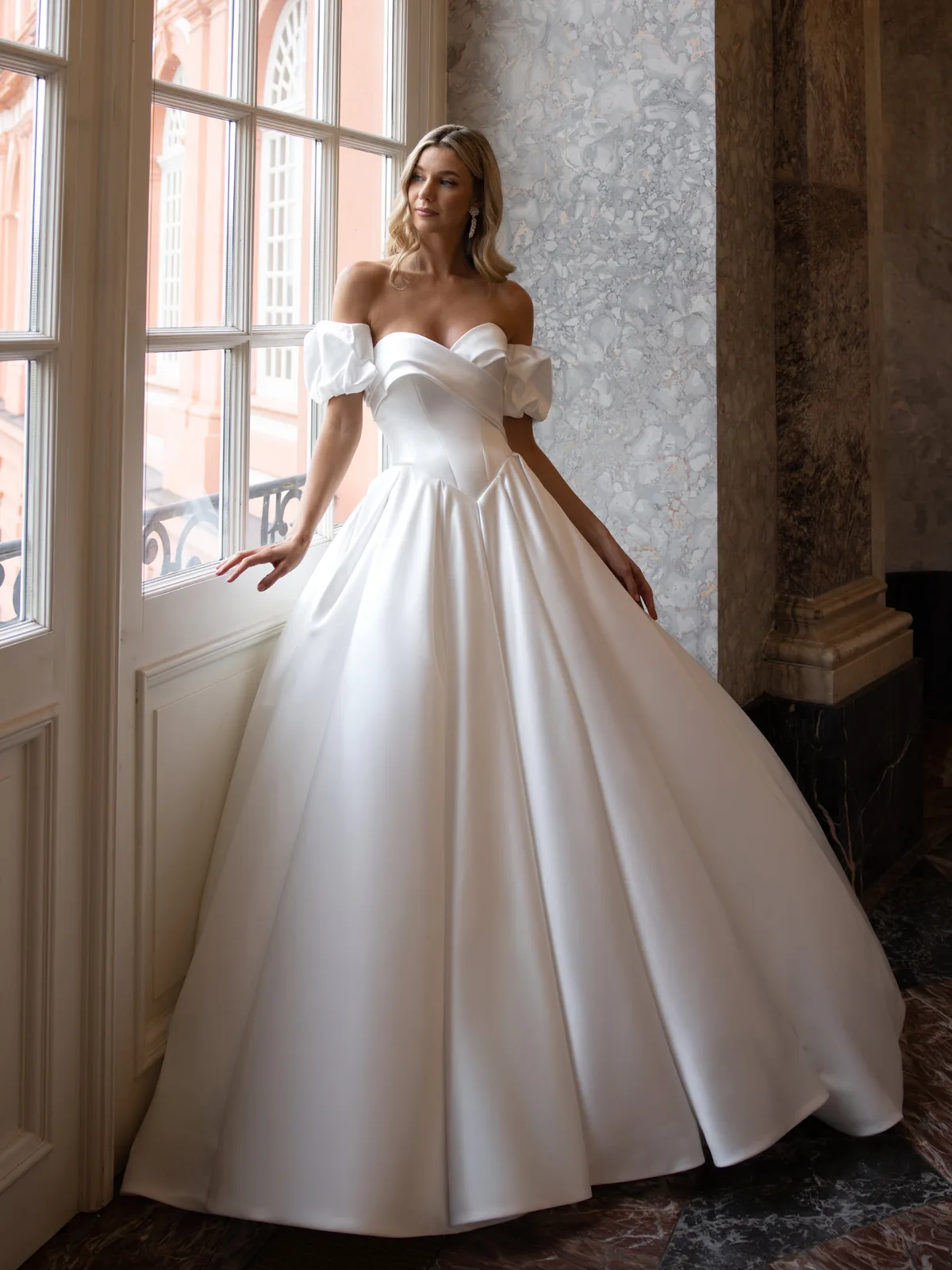 Diane Legrand De Luxe Brautkleid: De-Luxe-10019-Satin-DELUXE-02