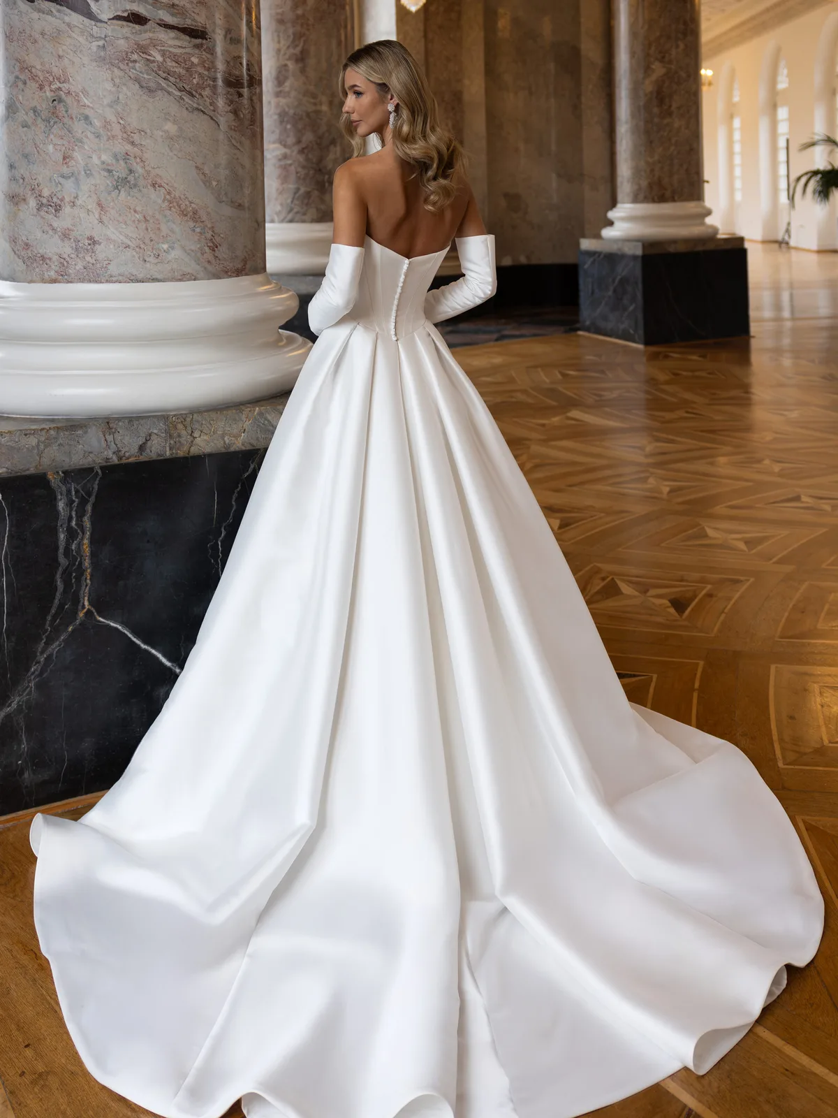 Diane Legrand De Luxe Brautkleid: De-Luxe-10038-Mikado-DELUXE-47