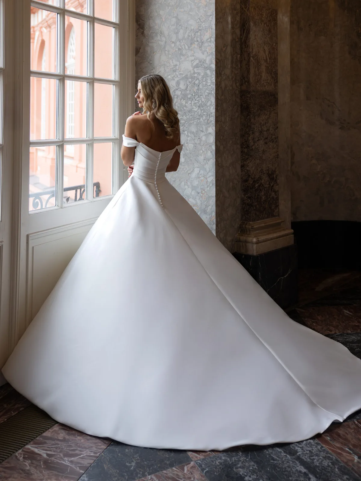 Diane Legrand De Luxe Brautkleid: De-Luxe-10039-Mikado-DELUXE-53