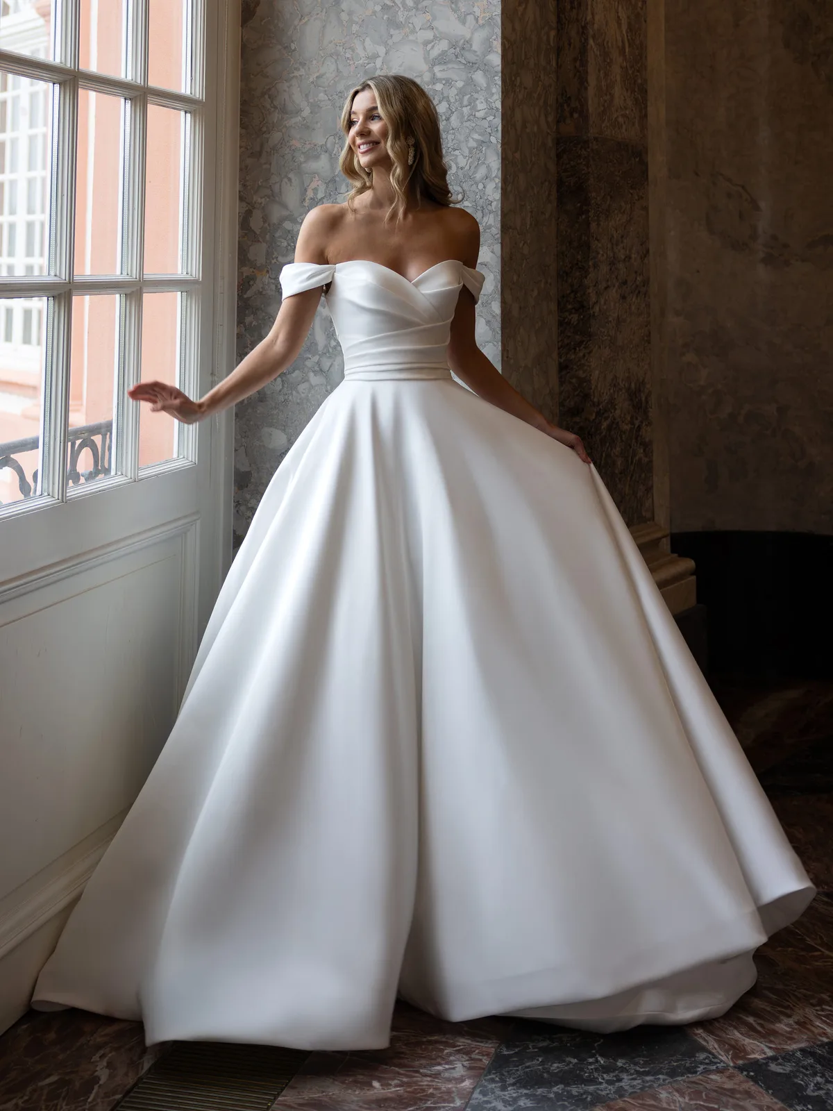 Diane Legrand De Luxe Brautkleid: De-Luxe-10039-Mikado-DELUXE-55