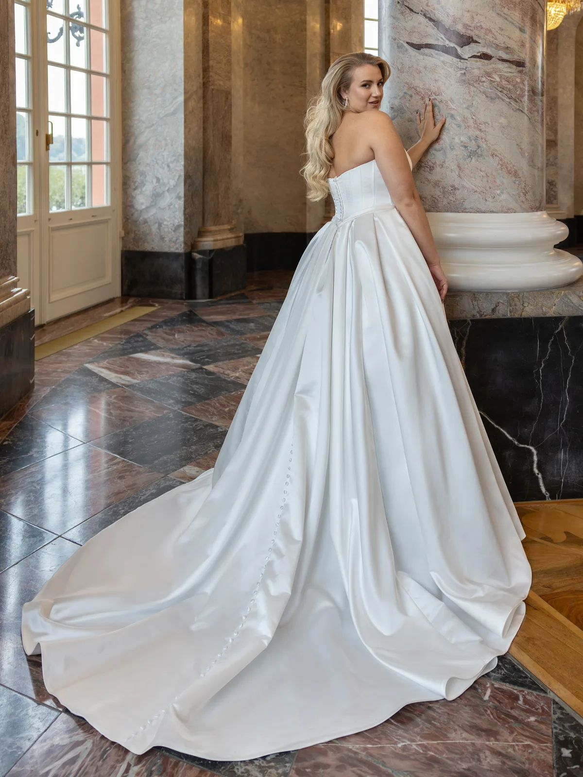 Diane Legrand De Luxe Brautkleid: De-Luxe-10041-Satin-12A0243-Edit